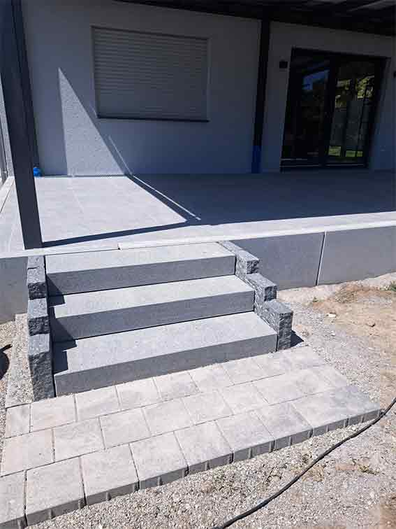 Terrasse neu gestalten mit Keramikplatten verlegt