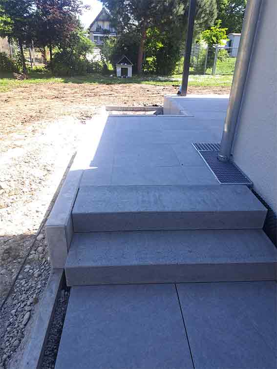 Terrassengestaltung. Terrasse neu gestalten mit Keramikplatten verlegt