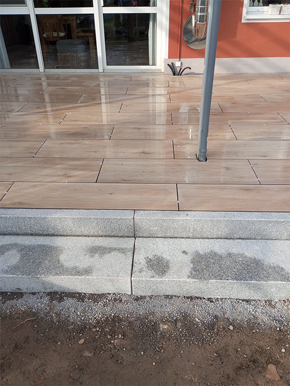 Terrassengestaltung. Terrasse neu gestalten mit Keramikplatten verlegt