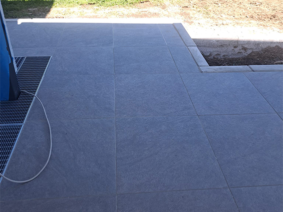 Terrassengestaltung. Terrasse neu gestalten mit Keramikplatten verlegt