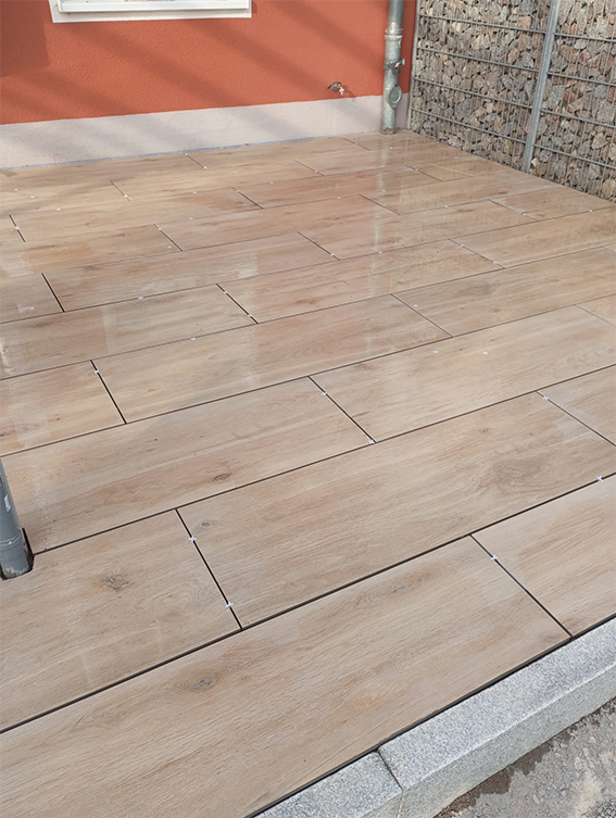 Terrassengestaltung. Terrasse neu gestalten mit Keramikplatten verlegt