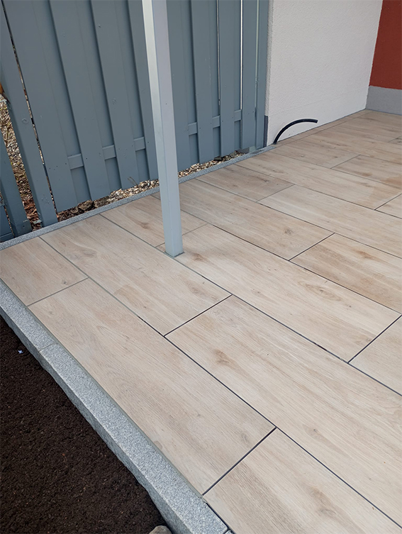 Terrasse neu gestalten mit Keramikplatten verlegt