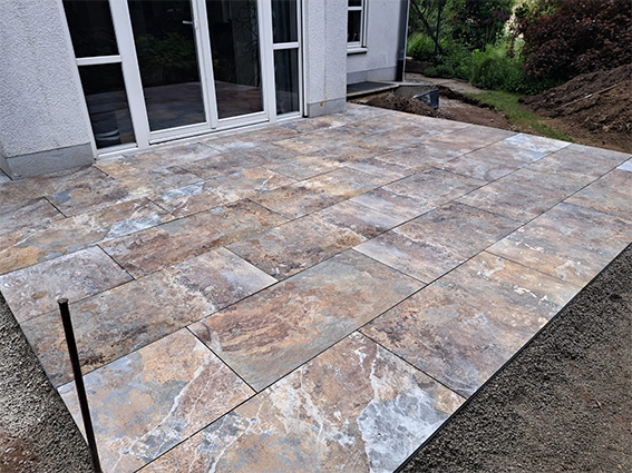 Terrasse neu gestalten mit Keramikplatten verlegt