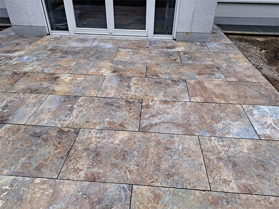 Terrassengestaltung. Terrasse neu gestalten mit Keramikplatten verlegt