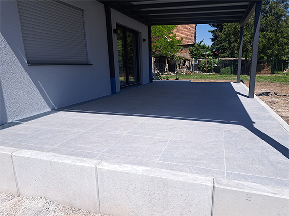 Terrassengestaltung. Terrasse neu gestalten mit Keramikplatten verlegt