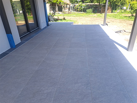 Terrasse neu gestalten mit Keramikplatten verlegt