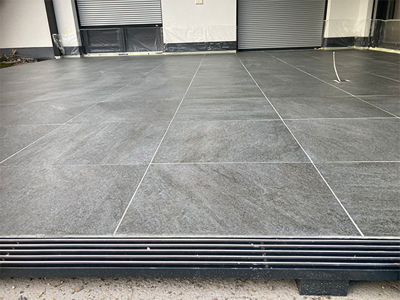 Terrasse neu gestalten mit Keramikplatten verlegt