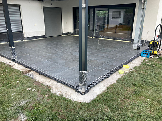 Terrassengestaltung. Terrasse neu gestalten mit Keramikplatten verlegt