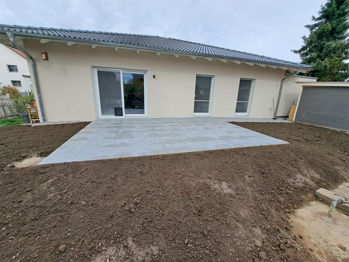 Terrassengestaltung. Terrasse neu gestalten mit Keramikplatten verlegt