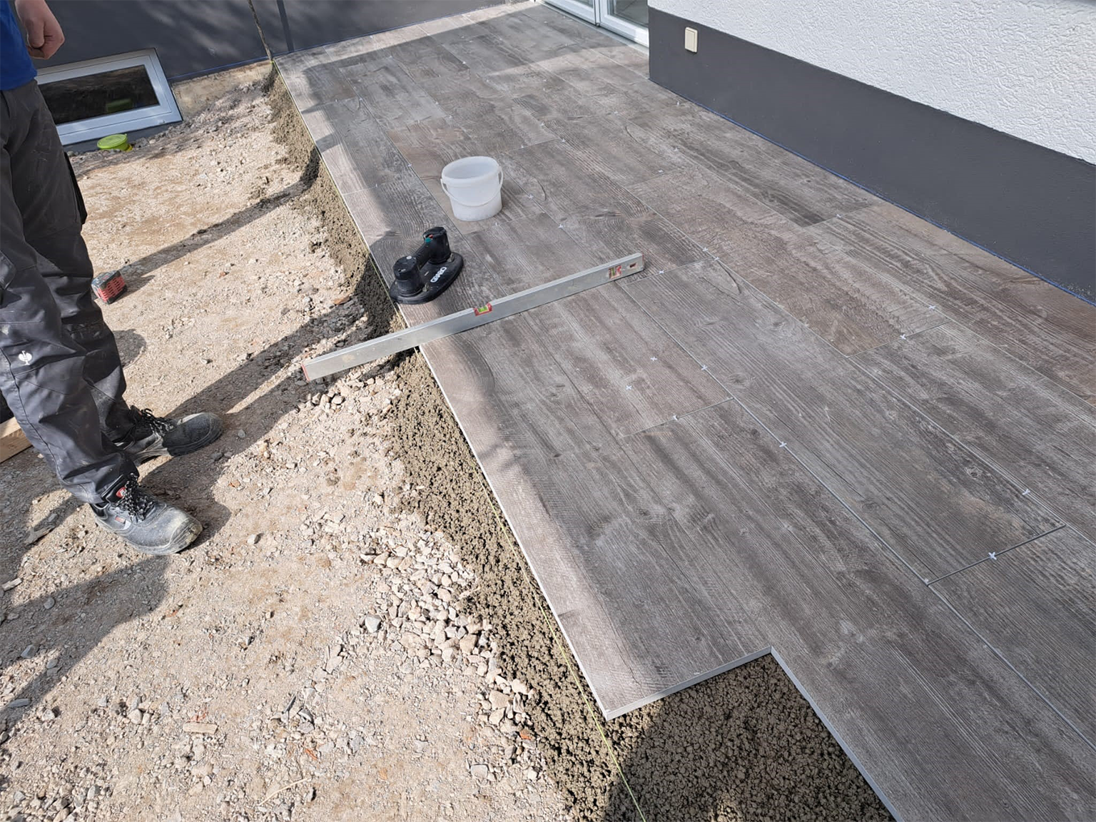 Terrassengestaltung. Terrasse neu gestalten mit Keramikplatten verlegt