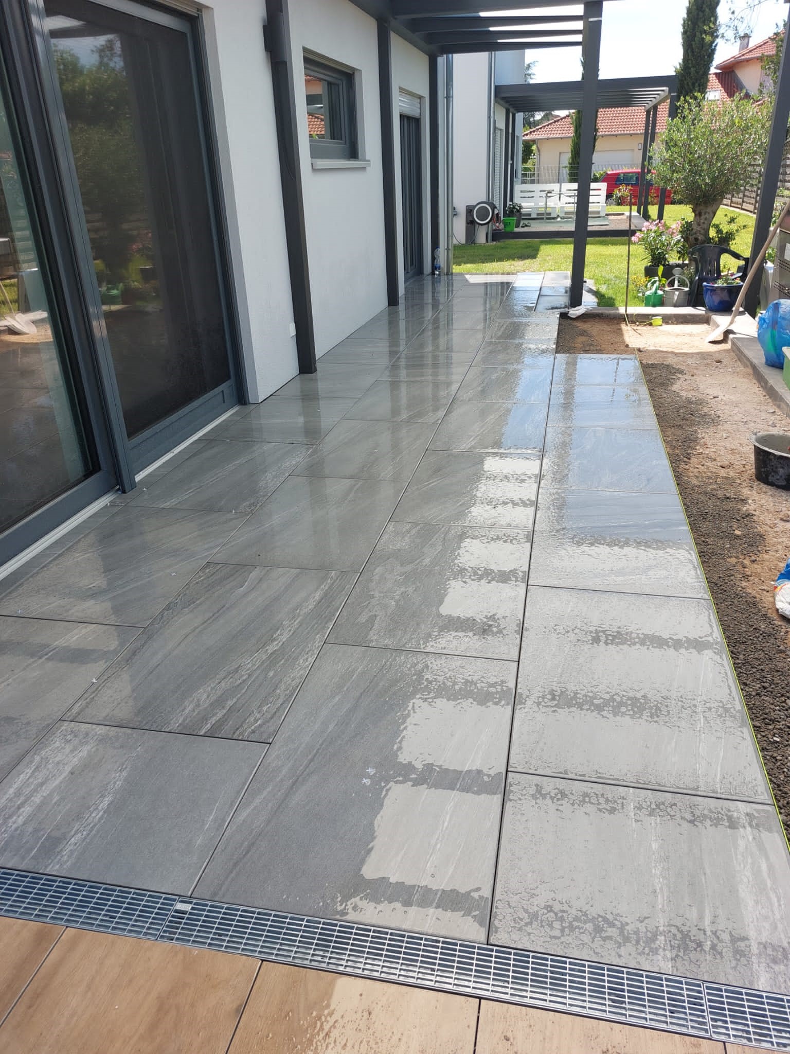 Terrassengestaltung. Terrasse neu gestalten mit Unterbau und Keramikplatten verlegt